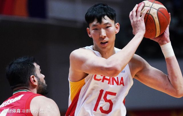 而这也是《八佰》与传统战争题材电影不同的地方，不仅有宏大壮烈的战斗场面，也有丰富的叙事角度和人物心理